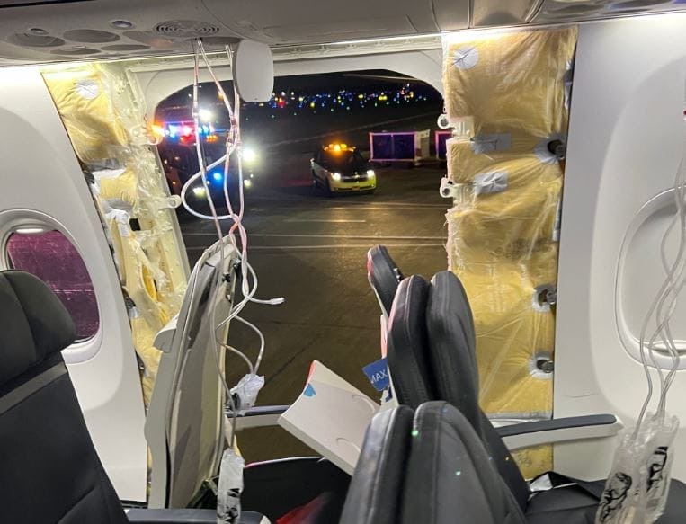 nxnoticias.com-tapon-de-puerta-de-avion-de-alaska-airlines-se-desprendio-en-pleno-vuelo-por-falta-de-pernos