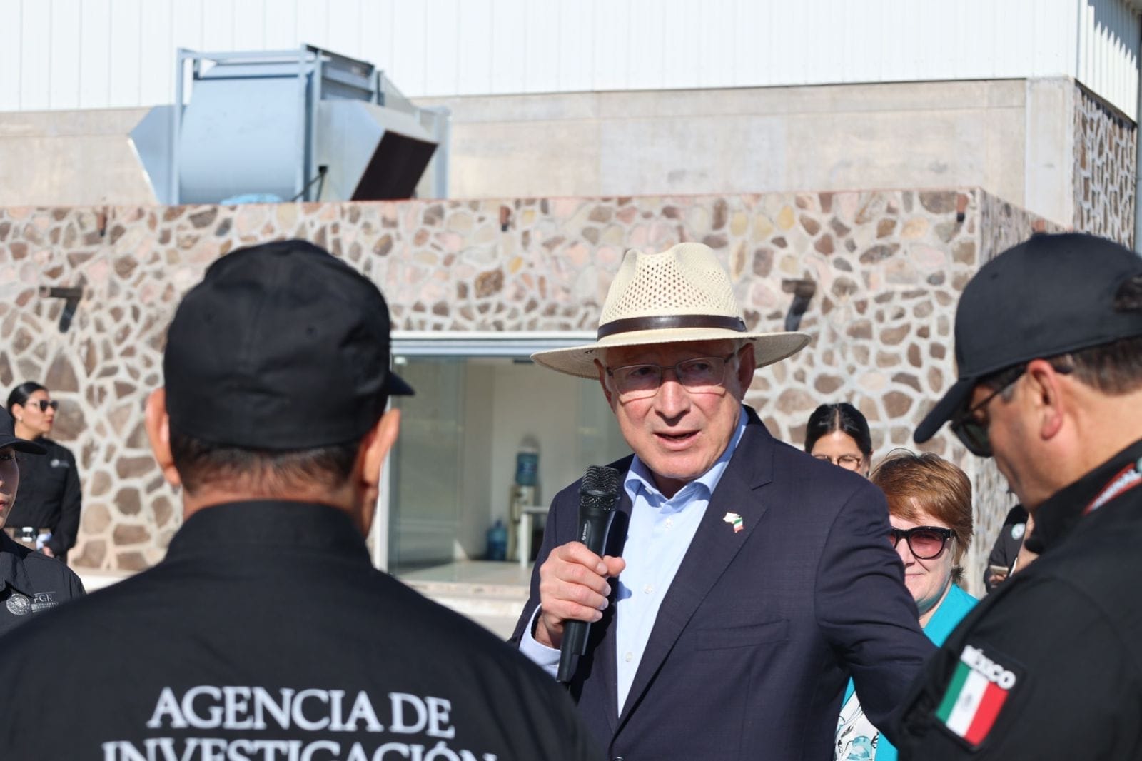 nxnoticias.com-afirma-ken-salazar-que-ley-anti-migrante-de-texas-es-danina-e-inconstitucional