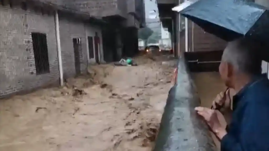 nxnoticias.com-el-sur-de-china-bajo-el-agua-por-lluvias-torrenciales-evacuan-a-miles