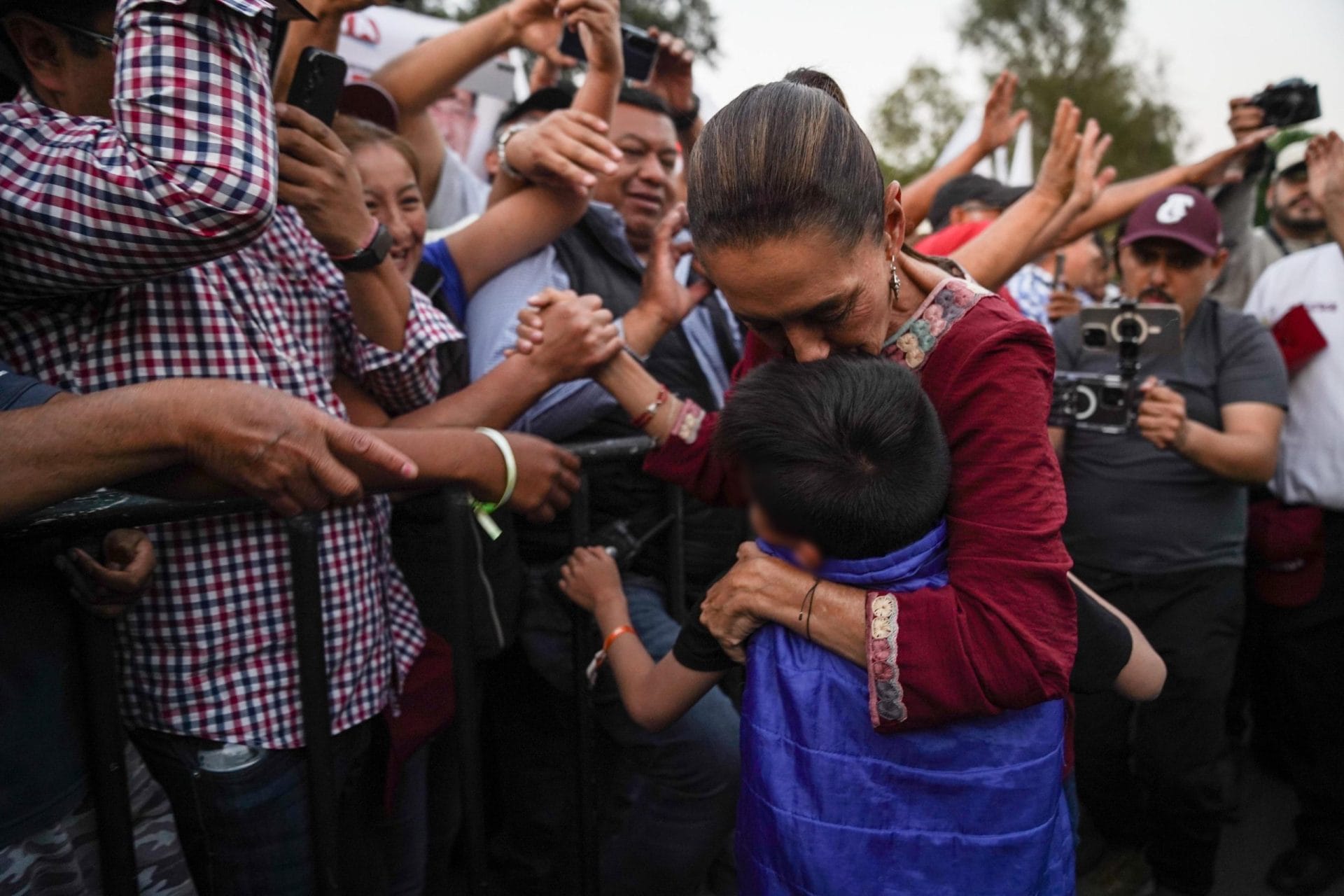 nxnoticias.com-en-xochimilco-claudia-anuncia-nueva-linea-del-cablebus-mas-unidades-del-tren-ligero-y-programa-para-regularizar-predios