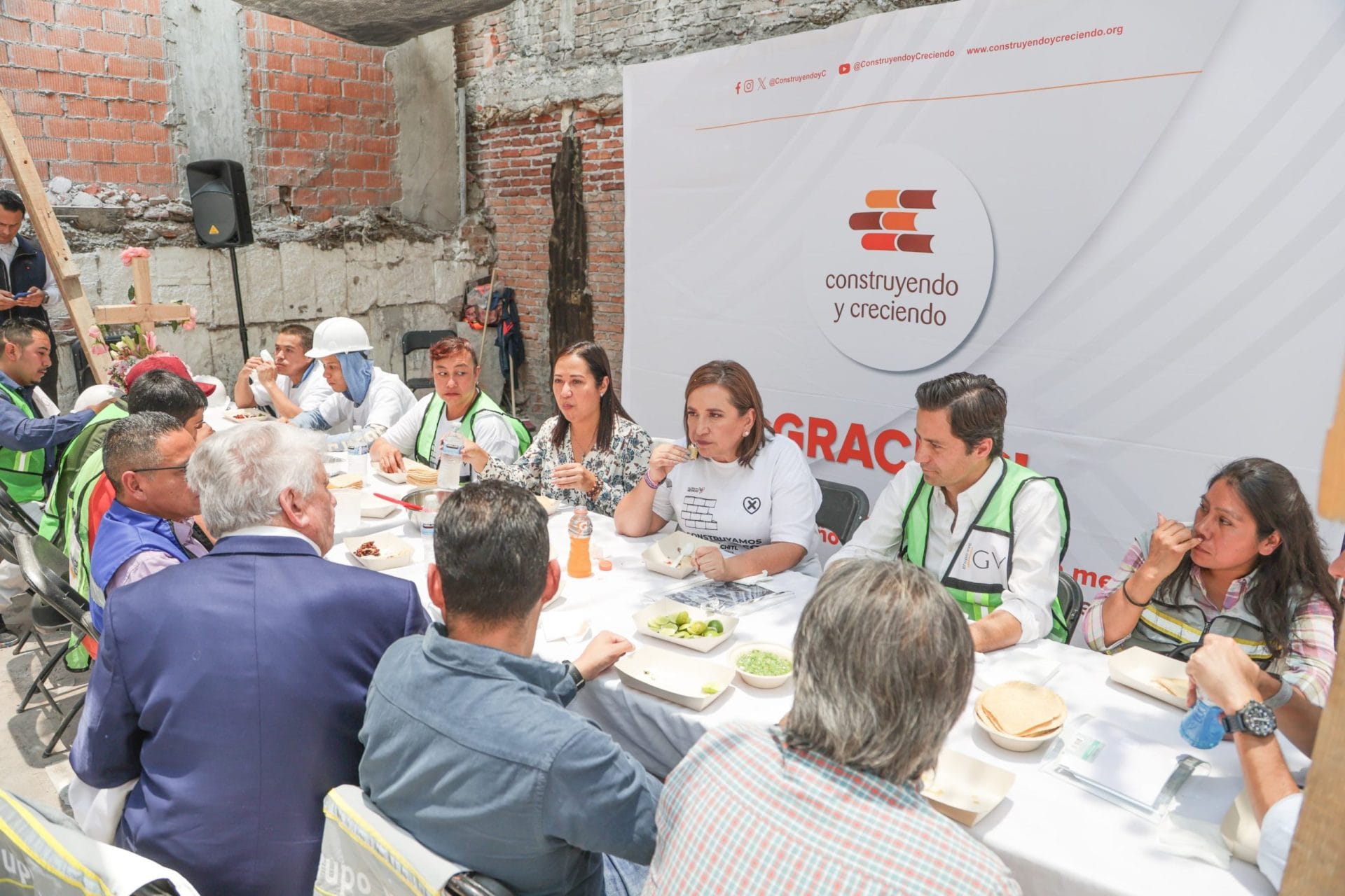 nxnoticias.com-anuncia-xochitl-construccion-de-5-millones-de-viviendas-reconoce-a-trabajadores-en-el-dia-de-la-santa-cruz