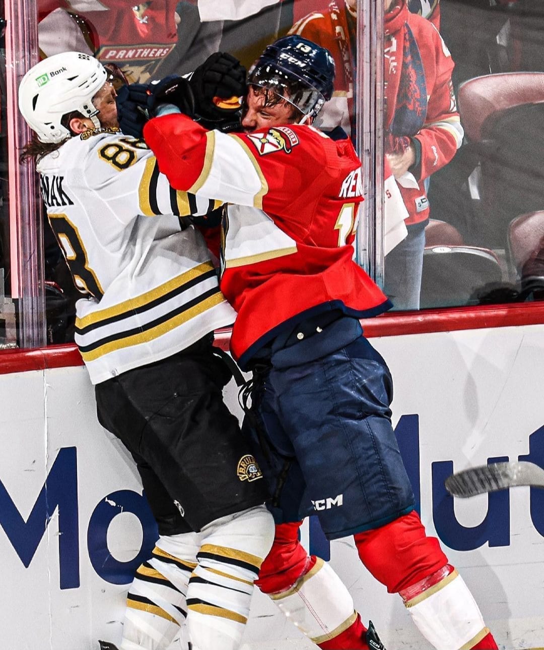 nxnoticias.com-en-la-nhl-con-mas-de-130-minutos-de-penalizaciones-por-peleas-florida-le-pega-a-boston-6-1