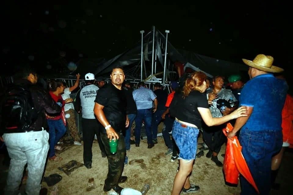 nxnoticias.com-fuertes-vientos-hacen-colapsar-escenario-en-evento-de-mc-en-san-pedro-garza-garcia-hasta-el-momento-hay-9-muertos-y-60-heridos