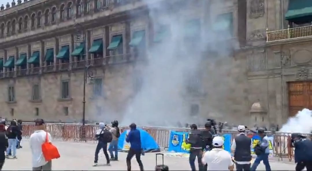 nxnoticias.com-lanzan-normalistas-petardos-a-palacio-nacional