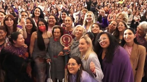 nxnoticias.com-claudia-sheinbaum-recibe-el-baston-de-las-mujeres-reitera-su-compromiso-con-ellas