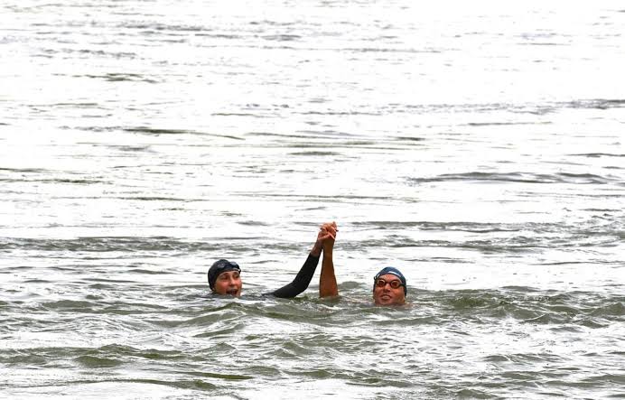 nxnoticias.com-la-ministra-de-deportes-de-francia-se-da-un-bano-en-el-sena