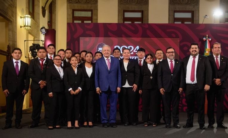 nxnoticias.com-se-graduan-los-primeros-ingenieros-ferroviarios-del-ipn-son-reconocidos-en-palacio-nacional