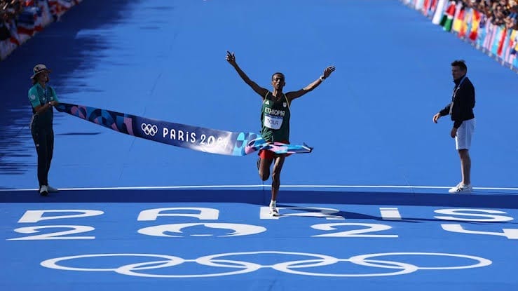nxnoticias.com-de-bronce-olimpico-a-rey-del-maraton-tamirat-tola-conquista-paris-con-record-historico