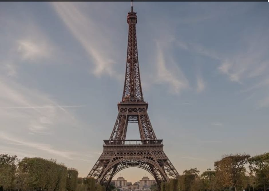 nxnoticias.com-detienen-a-hombre-que-intento-escalar-la-torre-eiffel