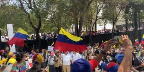 nxnoticias.com-fuera-maduro-gritan-desde-el-monumento-a-la-revolucion-en-la-cdmx