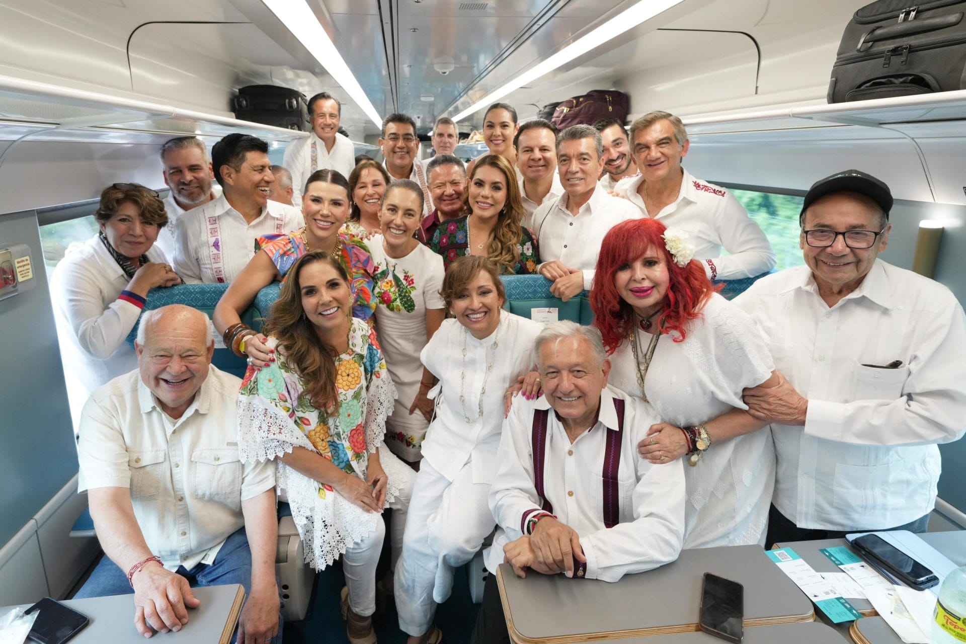 nxnoticias.com-amlo-y-sheinbaum-realizan-recorrido-inaugural-del-tren-maya-a-bordo-del-convoy-patal