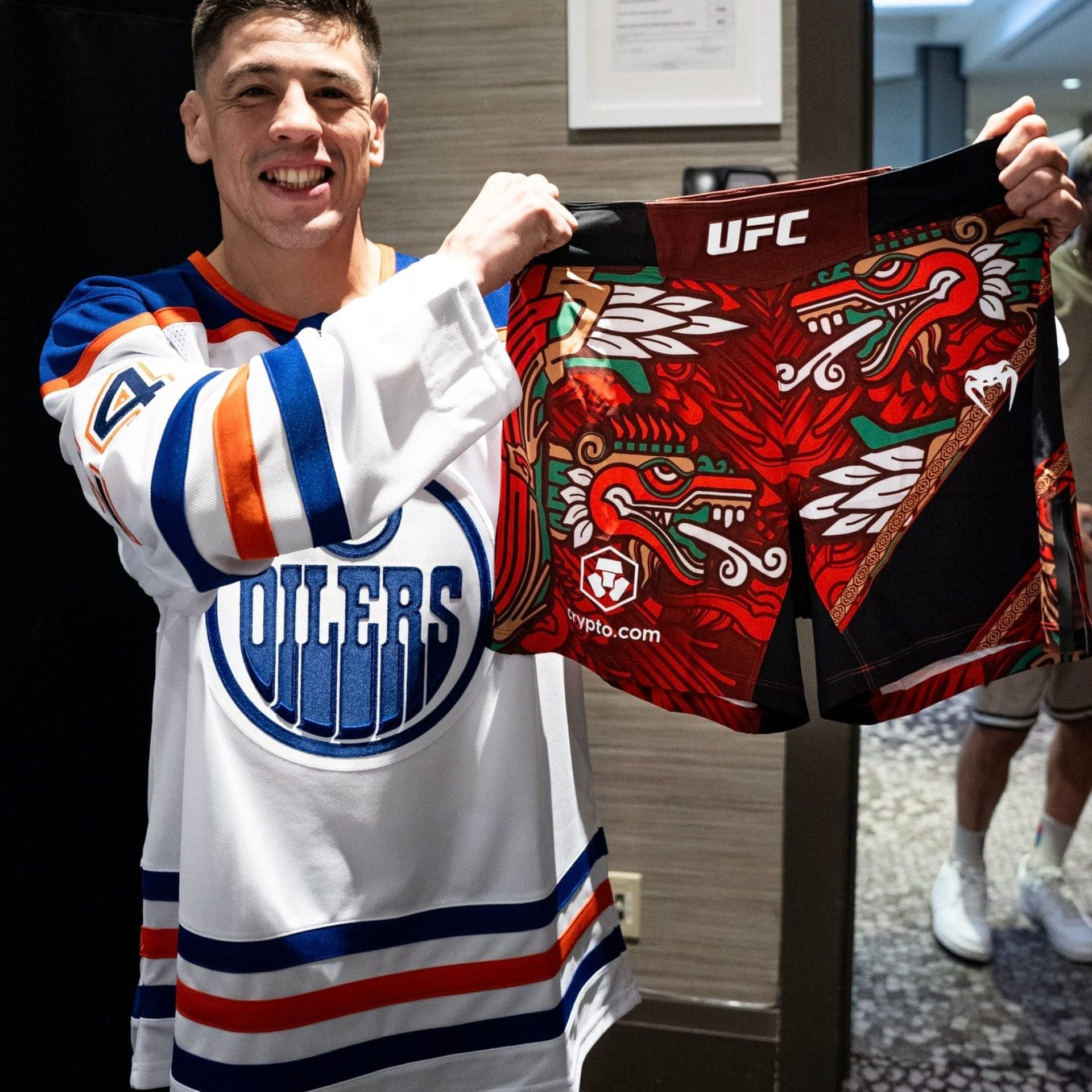 nxnoticias.com-brandon-moreno-lanza-pantaloncillo-inspirado-en-quetzalcoatl-para-ufc