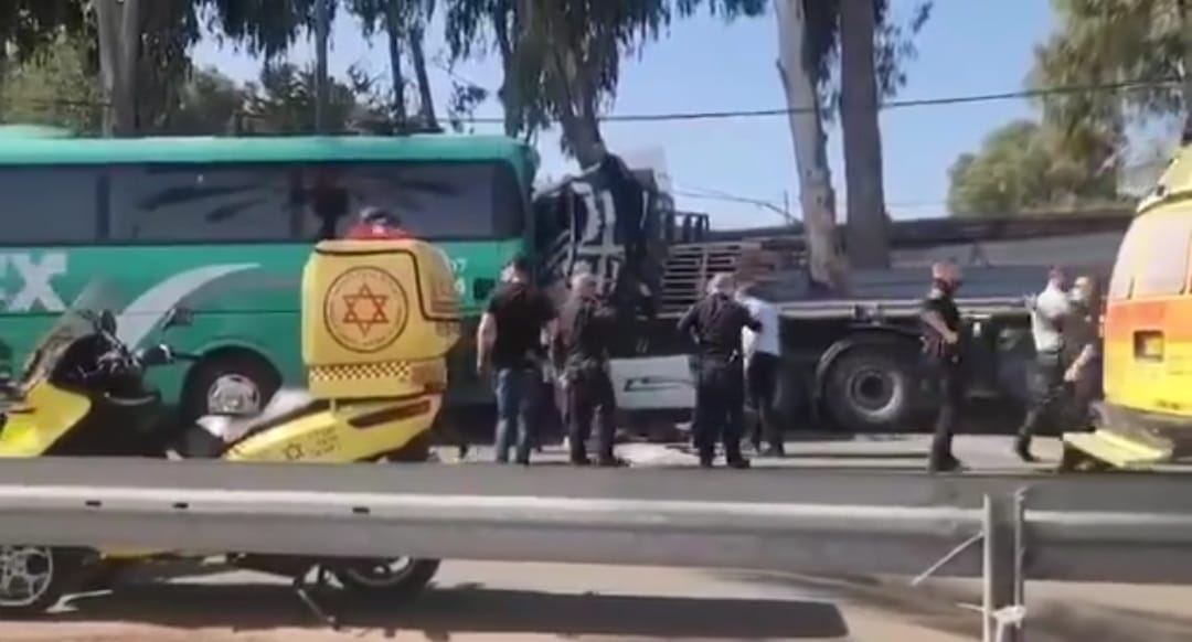 nxnoticias.com-camion-embiste-a-decenas-de-personas-en-parada-de-autobus-en-israel