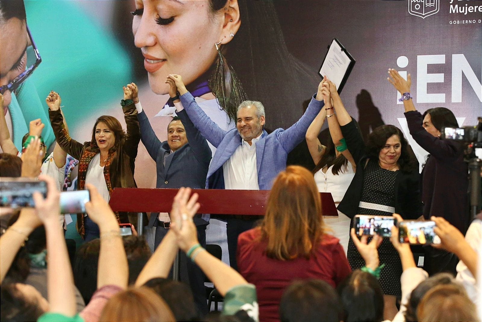 nxnoticias.com-gobernador-de-michoacan-firma-decreto-para-despenalizar-el-aborto