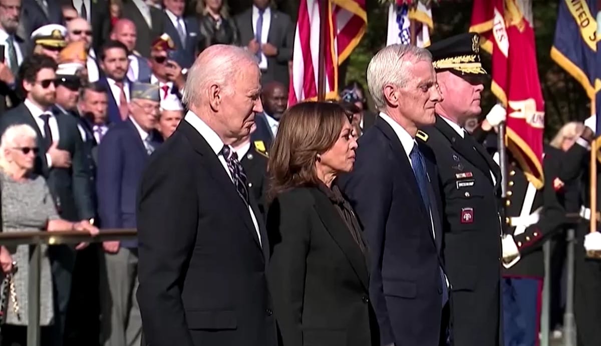 nxnoticias.com-biden-conmemora-el-dia-de-los-veteranos-reaparece-la-vicepresidenta-kamala-harris
