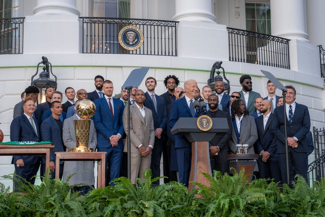 nxnoticias.com-biden-recibe-a-los-campeones-de-la-nba-los-celtics-en-la-casa-blanca