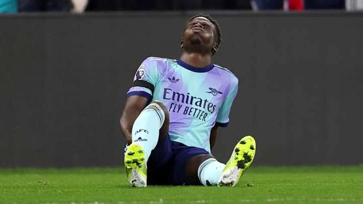 nxnoticias.com-bukayo-saka-sale-en-muletas-tras-partido-arsenal-crystal-palace