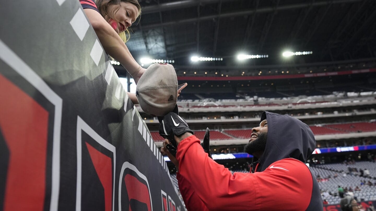 nxnoticias.com-nfl-nico-collins-multado-con-5-mil-dolares-por-lanzar-balon-a-nino