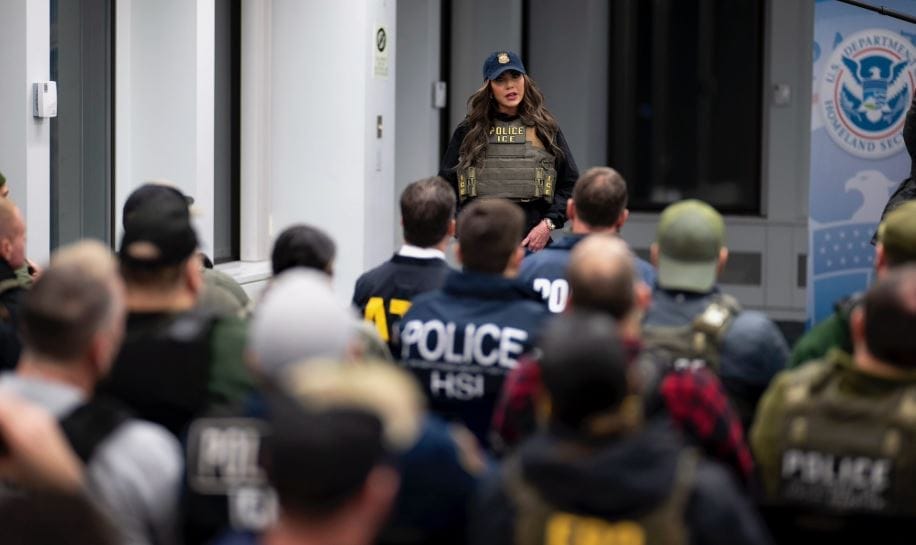 nxnoticias.com-agentes-encabezados-por-la-secretaria-de-seguridad-de-eu-realizan-redadas-en-ny