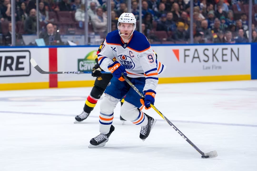 nxnoticias.com-agresion-en-la-nhl-connor-mcdavid-sancionado-tres-partidos-por-bastonazo-a-garland