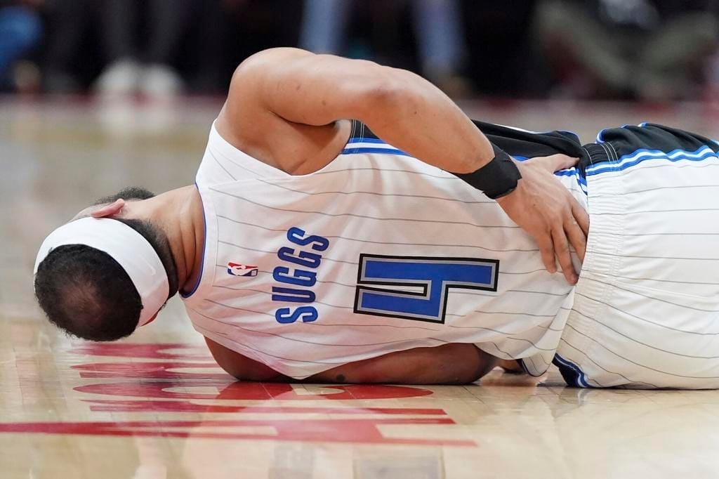 nxnoticias.com-impactante-escena-en-la-nba-jalen-suggs-del-magic-sale-en-silla-de-ruedas-tras-lesion