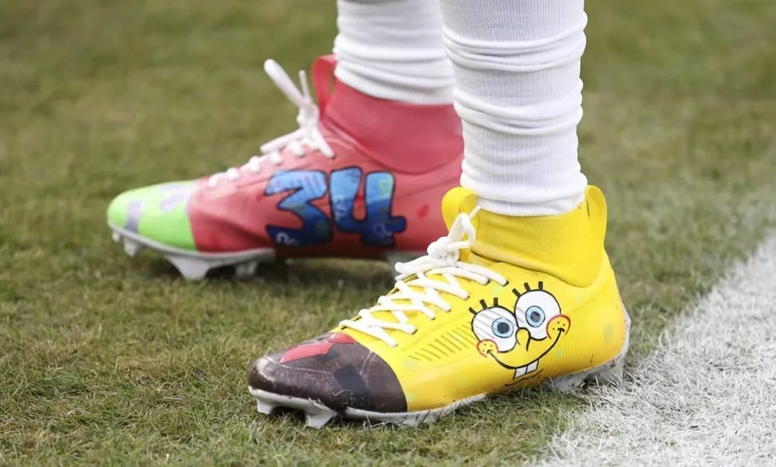 nxnoticias.com-isaiah-rodgers-deslumbra-con-tachones-de-bob-esponja-en-el-encuentro-eagles-vs-rams