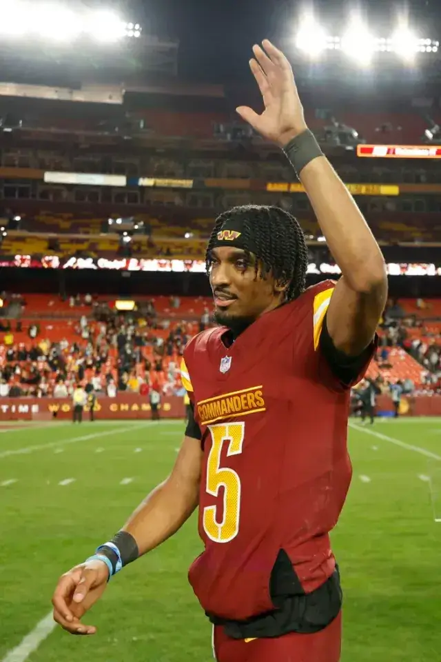 nxnoticias.com-jayden-daniels-hace-historia-como-el-primer-qb-novato-con-2-pases-de-td-en-playoffs-como-visitante