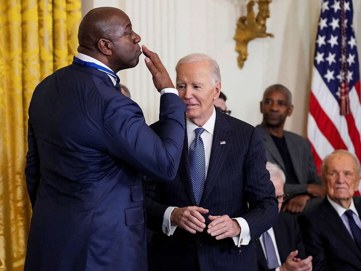 nxnoticias.com-joe-biden-y-magic-johnson-un-homenaje-a-la-leyenda-del-baloncesto-en-la-casa-blanca