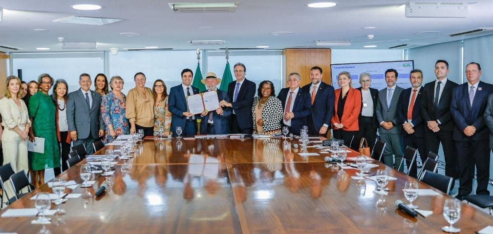 nxnoticias.com-lula-da-silva-firmo-un-proyecto-de-ley-que-restringe-el-uso-de-celulares-en-escuelas-de-nivel-basico