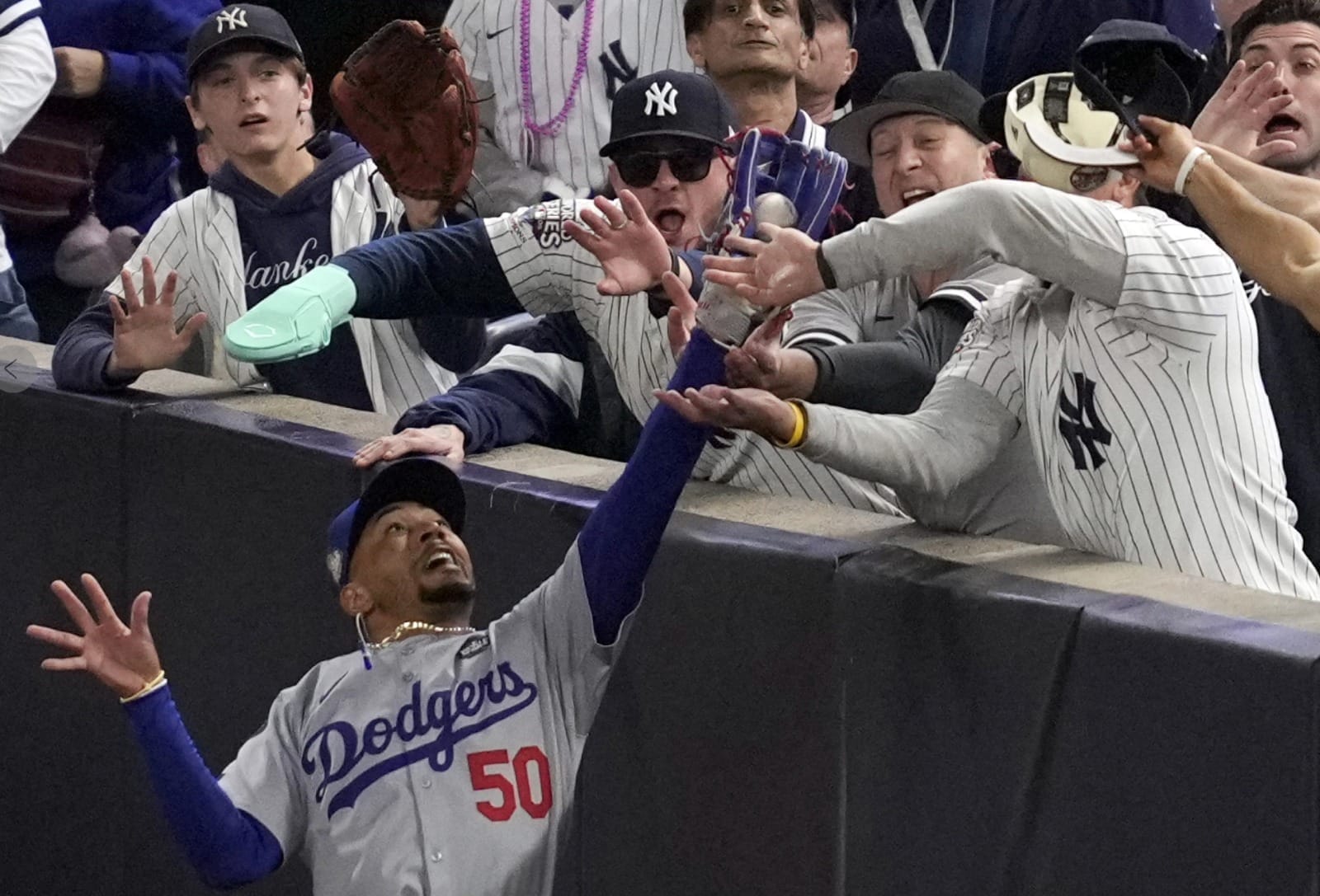 nxnoticias.com-mlb-castiga-a-dos-aficionados-de-los-yankees-tras-incidente-con-mookie-betts-en-la-serie-mundial-2024