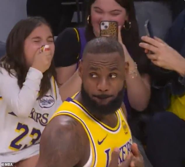 nxnoticias.com-momento-inolvidable-fanatica-llorando-de-alegria-tras-ver-a-lebron-james-en-persona