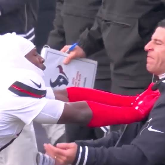 nxnoticias.com-nfl-texans-kris-boyd-empuja-al-entrenador-frank-ross-durante-partido-de-playoffs