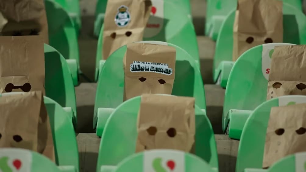 nxnoticias.com-en-crisis-aficion-de-santos-cubre-su-rostro-tras-quinta-derrota-consecutiva