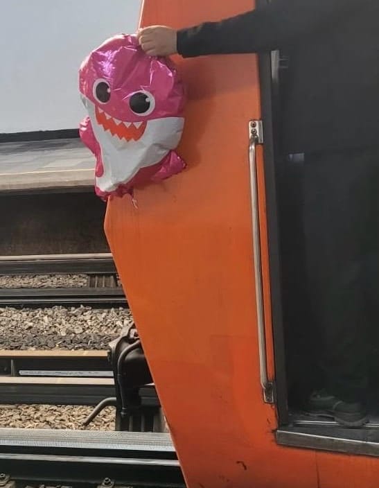 nxnoticias.com-globos-metalicos-por-14-de-febrero-un-riesgo-en-el-metro