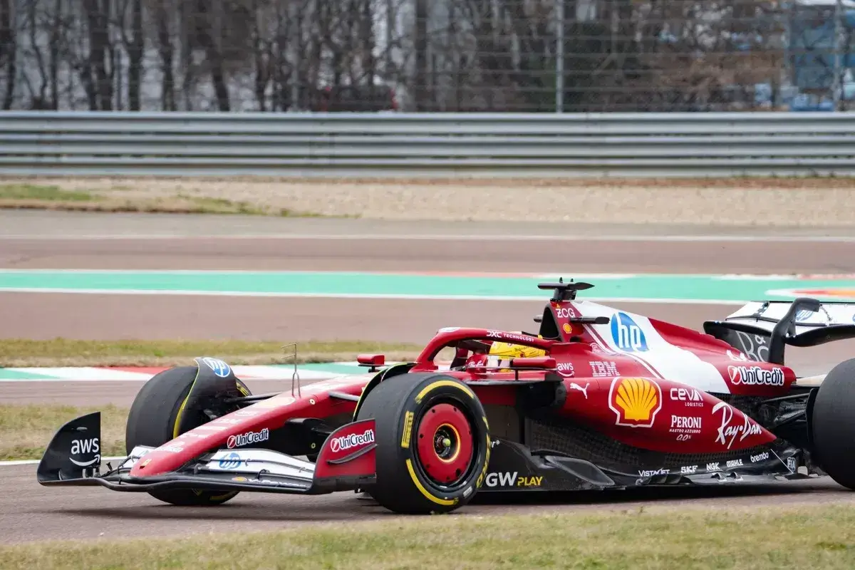 nxnoticias.com-lewis-hamilton-al-volante-del-sf-25-de-ferrari-en-fiorano