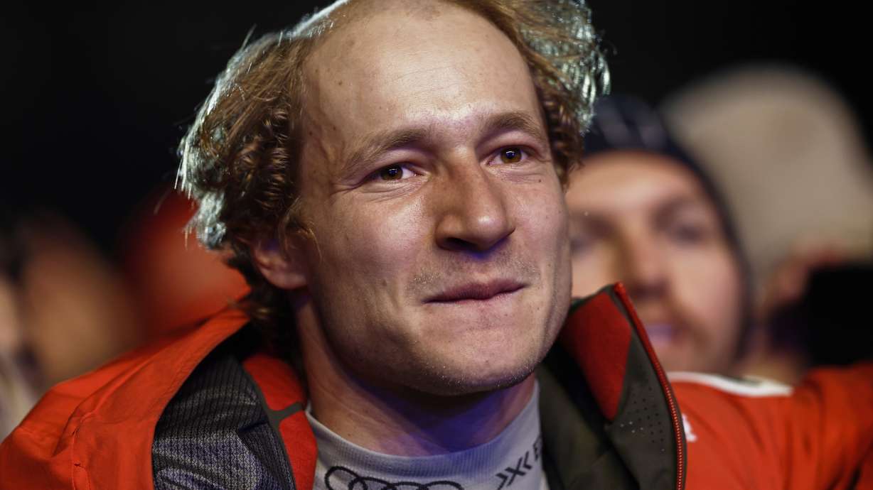 nxnoticias.com-marco-odermatt-y-esquiadores-suizos-impresionan-con-cortes-de-cabello-en-la-ceremonia-de-premios