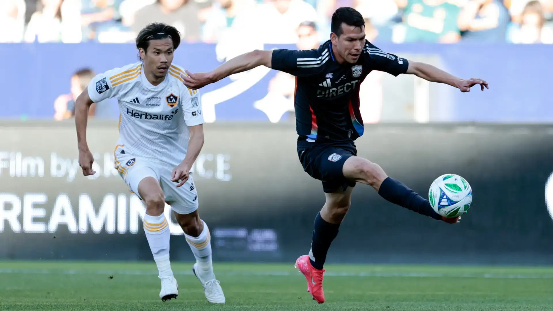 nxnoticias.com-nino-llora-tras-recibir-playera-del-chucky-lozano-en-su-debut-con-san-diego-fc