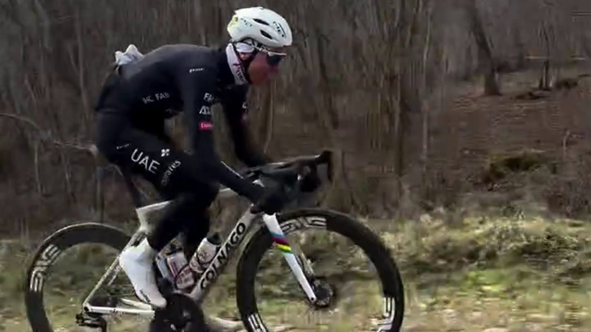 nxnoticias.com-pogacar-volando-en-entrenamiento-de-arenberg-de-la-paris-roubaix