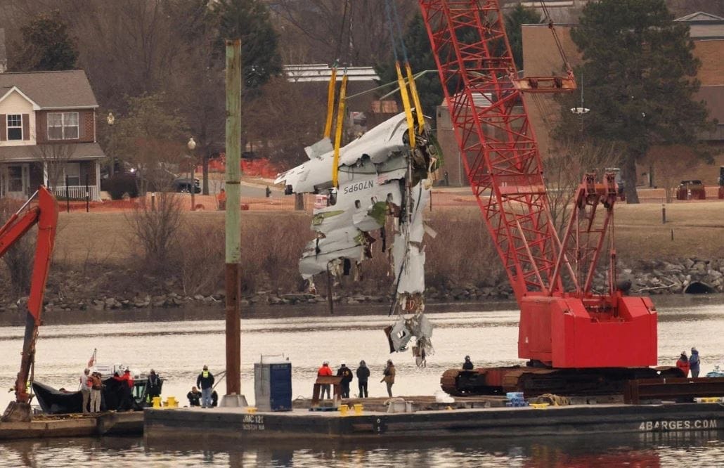 nxnoticias.com-recuperan-parte-del-fuselaje-del-avion-american-airlines-en-el-rio-potomac