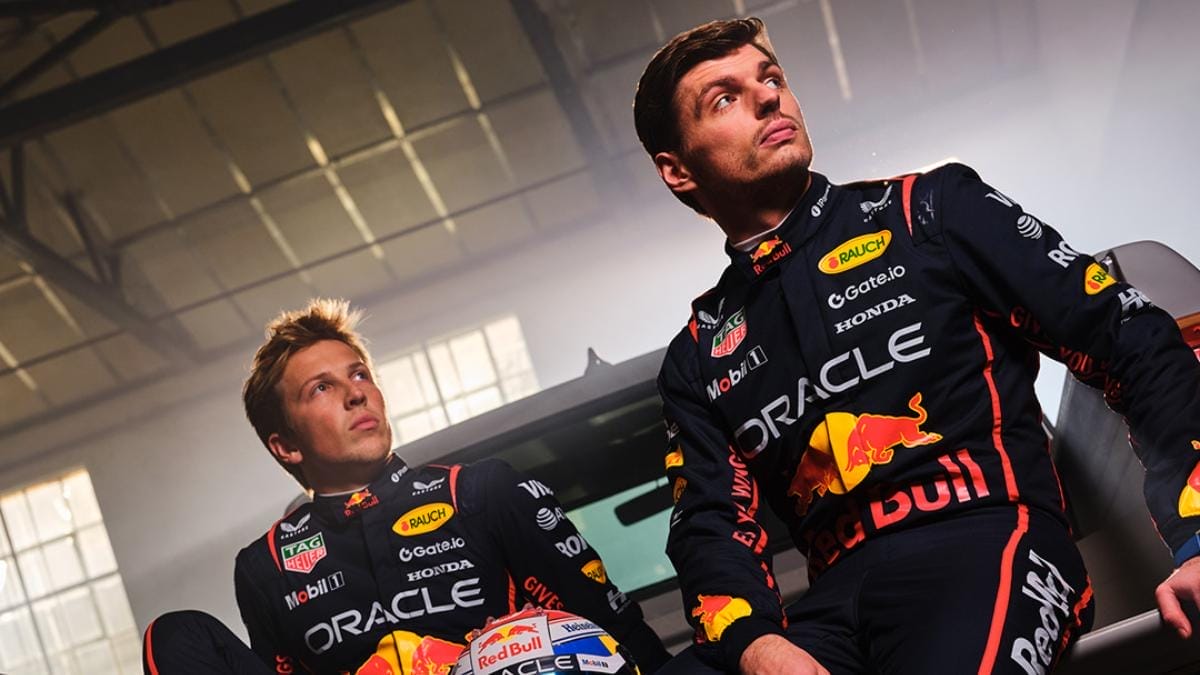 nxnoticias.com-red-bull-presenta-los-nuevos-trajes-de-verstappen-y-lawson-en-f1-2025