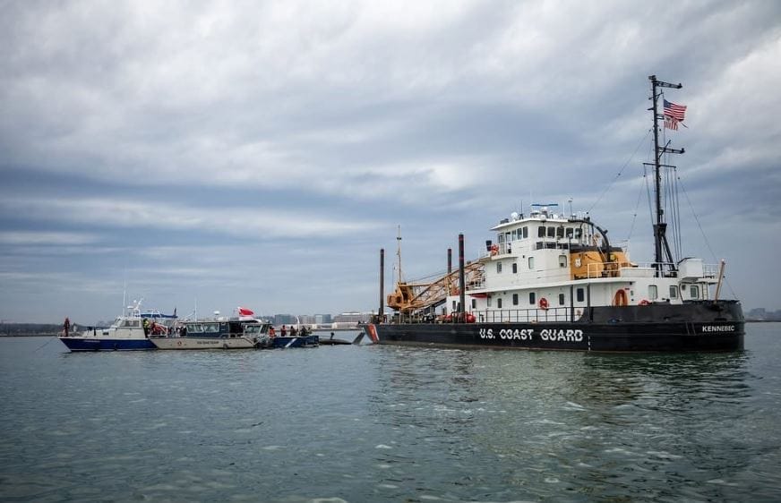 nxnoticias.com-retiran-restos-del-avion-y-el-helicoptero-que-colisionaron-la-semana-pasada-en-eu