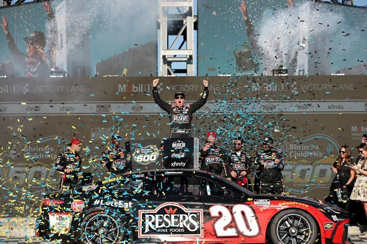 nxnoticias.com-christopher-bell-consigue-su-tercera-victoria-consecutiva-en-la-nascar-cup-series-2025