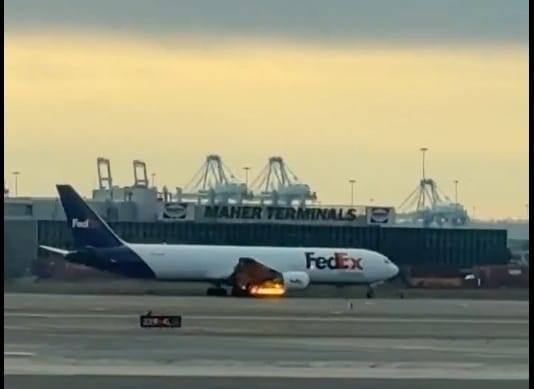 nxnoticias.com-con-motor-en-llamas-avion-aterriza-de-emergencia-en-nueva-jersey