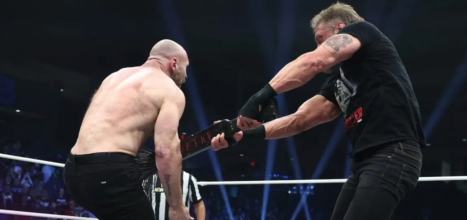 nxnoticias.com-el-luchador-moxley-retiene-titulo-aew-pero-termina-con-clavos-en-su-espalda