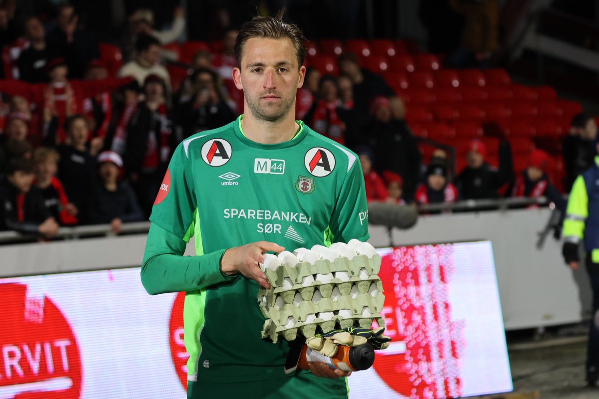 nxnoticias.com-jan-de-boer-el-portero-que-recibe-huevos-por-trofeos-en-la-liga-profesional-de-noruega
