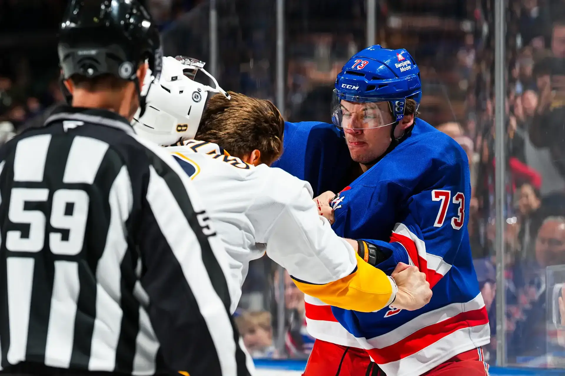 nxnoticias.com-matt-rempe-y-andreas-englund-protagonizan-intensa-pelea-en-la-nhl