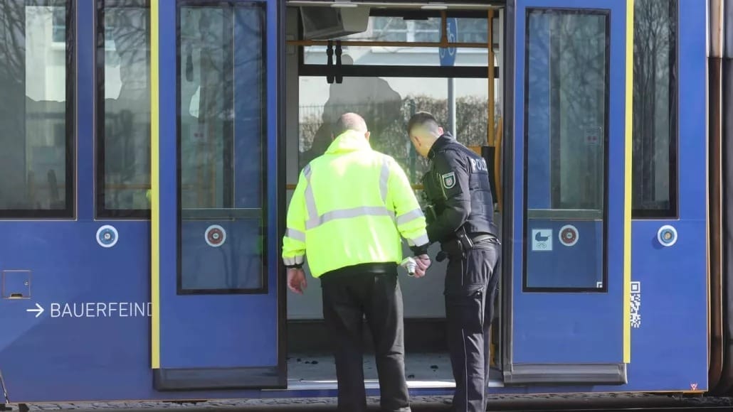 nxnoticias.com-prende-fuego-a-su-esposa-en-un-tranvia-en-alemania