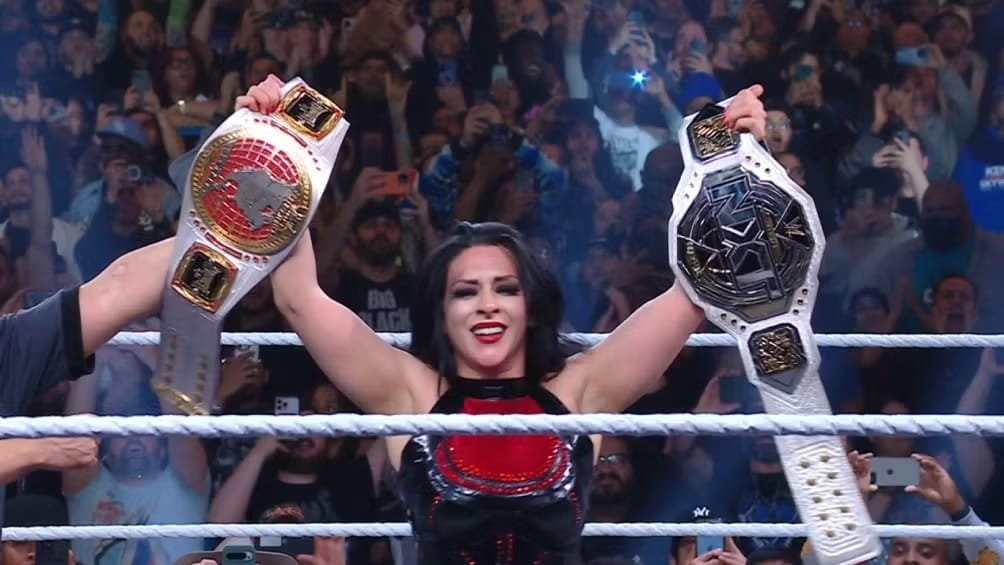 nxnoticias.com-stephanie-vaquer-logra-historico-doble-campeonato-en-la-wwe