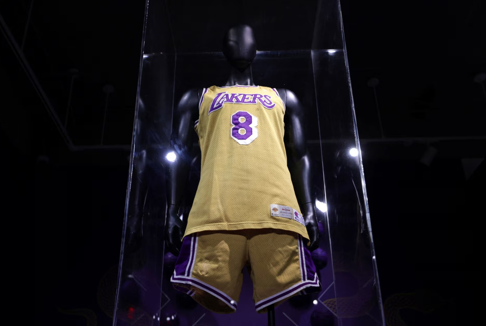 nxnoticias.com-kobe-inmortal-subastan-su-camiseta-debut-por-7-millones-de-dolares