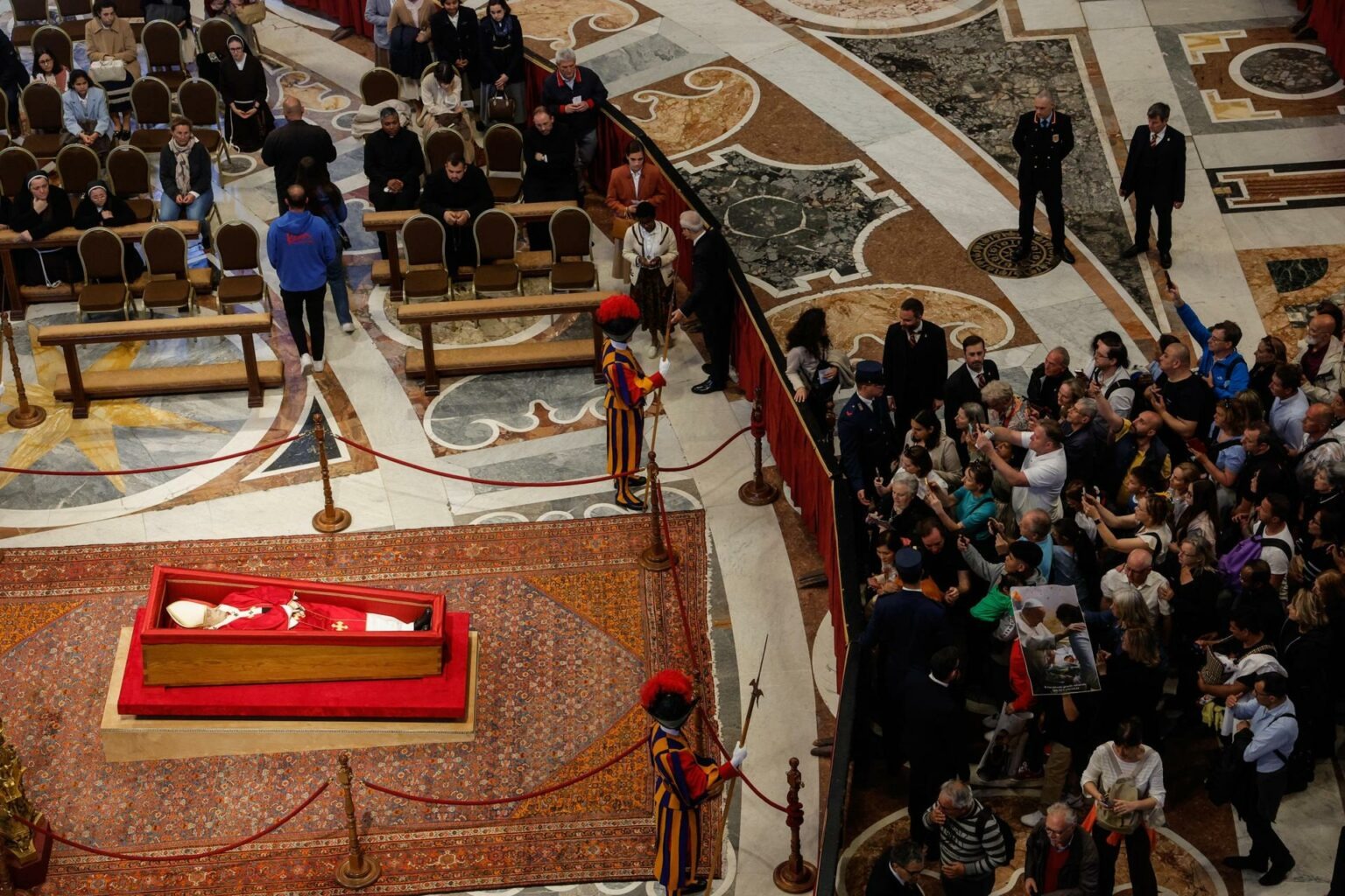 nxnoticias.com-miles-de-fieles-dan-ultimo-adios-al-papa-francisco-en-el-vaticano